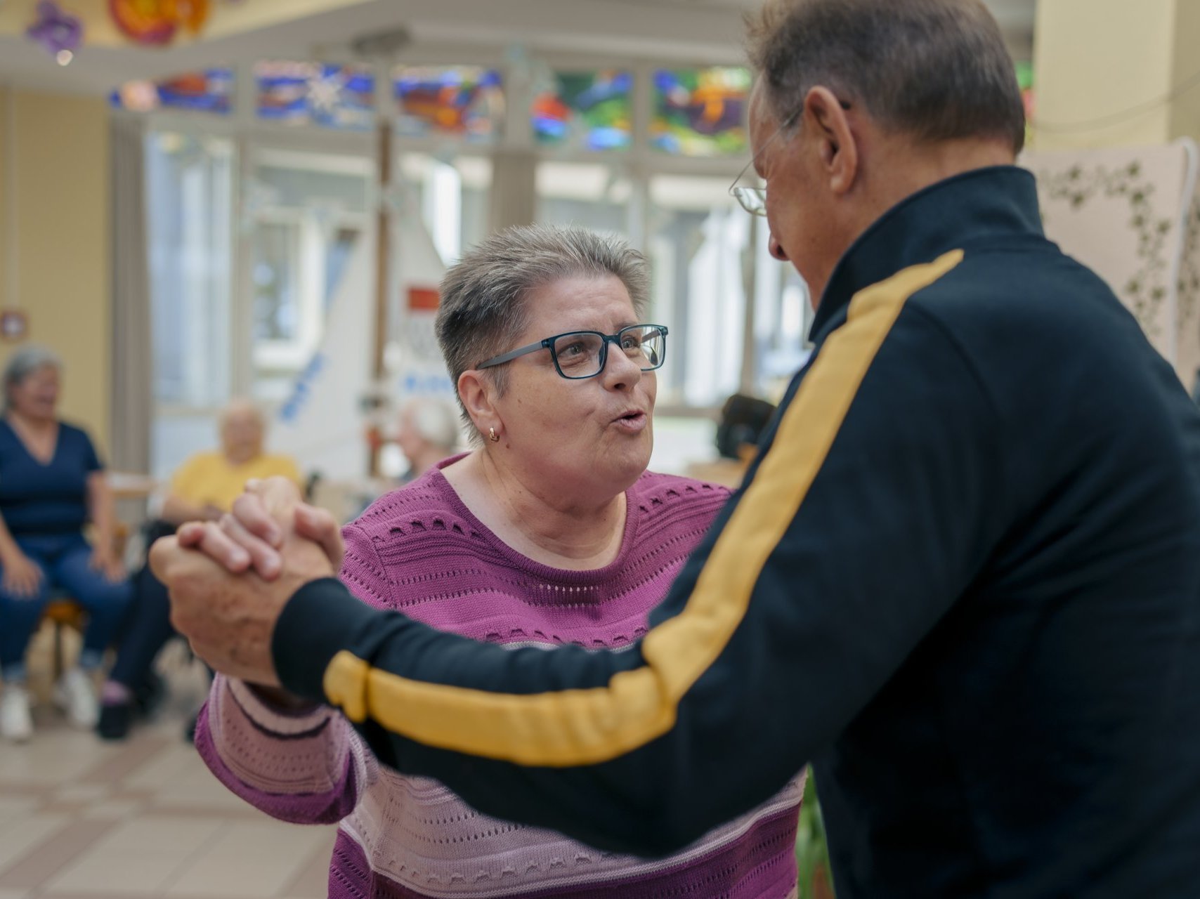 ein Mann tanzt mit einer Frau konzentriert Walzer 