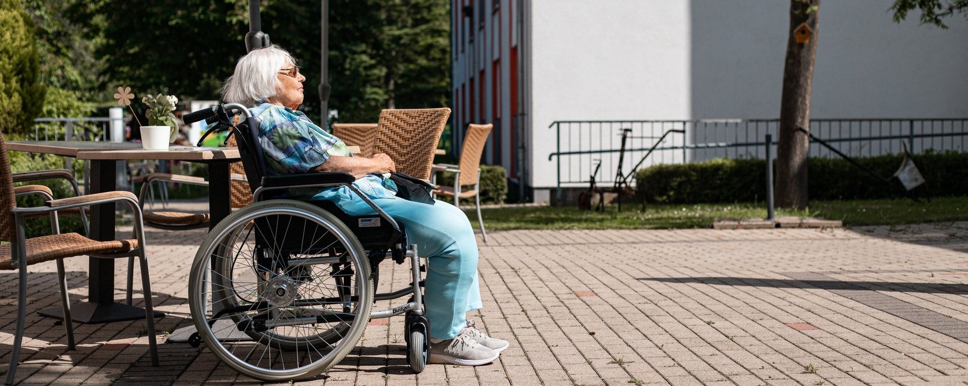 Seniorin entspannt sich in der Sonne