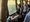 Eine Gruppe von Menschen beobachtet die Natur aus einem hölzernen Beobachtungsturm. Im Vordergrund sitzt eine Frau im Rollstuhl und schaut aus dem Fenster, während eine andere Person ihren Rollstuhl schiebt.
