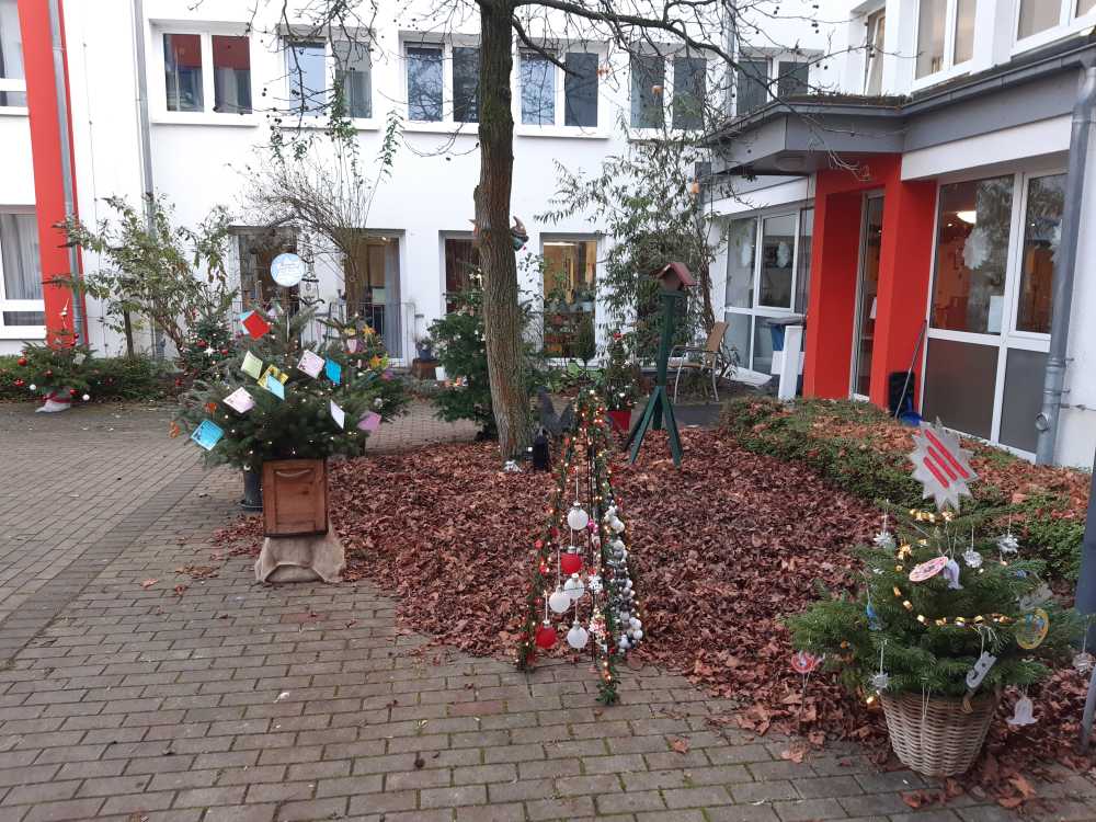 Weihnachtliche Dekoration am Eingang des Altenheims